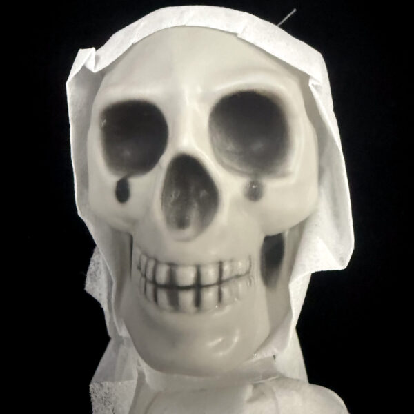 Muñeco Colgante - Calavera Con Capucha - Image 3