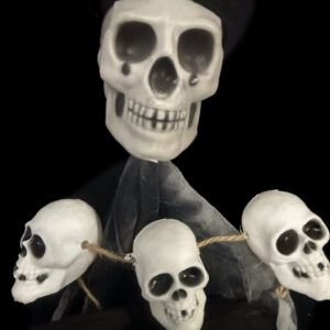 Alternative view of Muñeco Colgante - Calavera Corona con Cabezas Colgantes